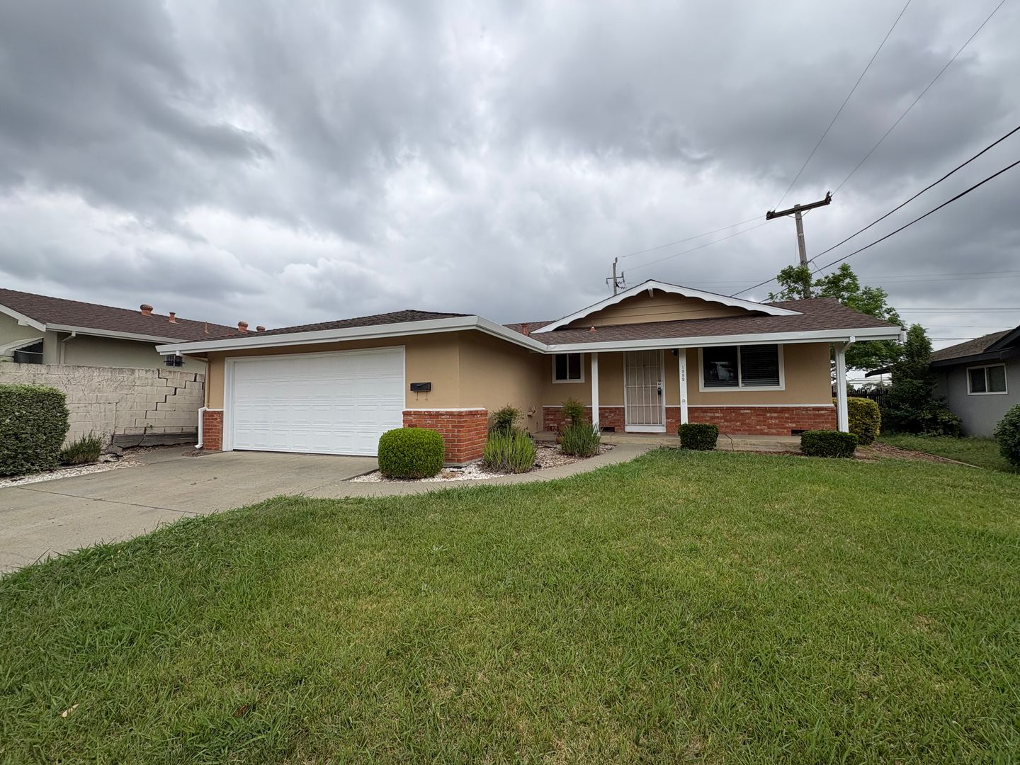 Fairfield House: 1992 Oxford Dr.