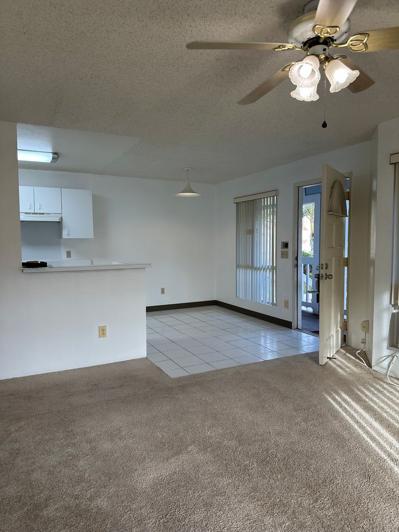 Waipahu Apartment: 94-209 Lumiaina Pl # J-203