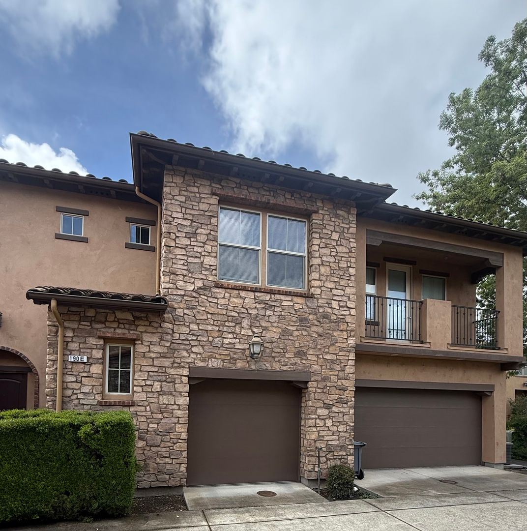 Cloverdale House: 190 Healdsburg Ave