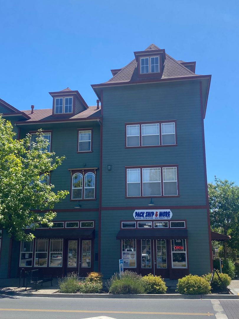 Windsor House: 236 Windsor River Road