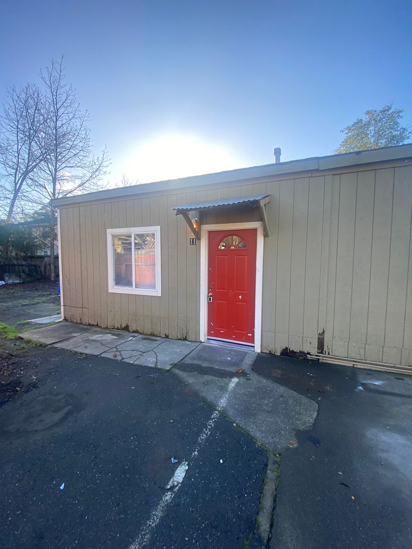 Cloverdale Apartment: 450 N. Cloverdale Blvd