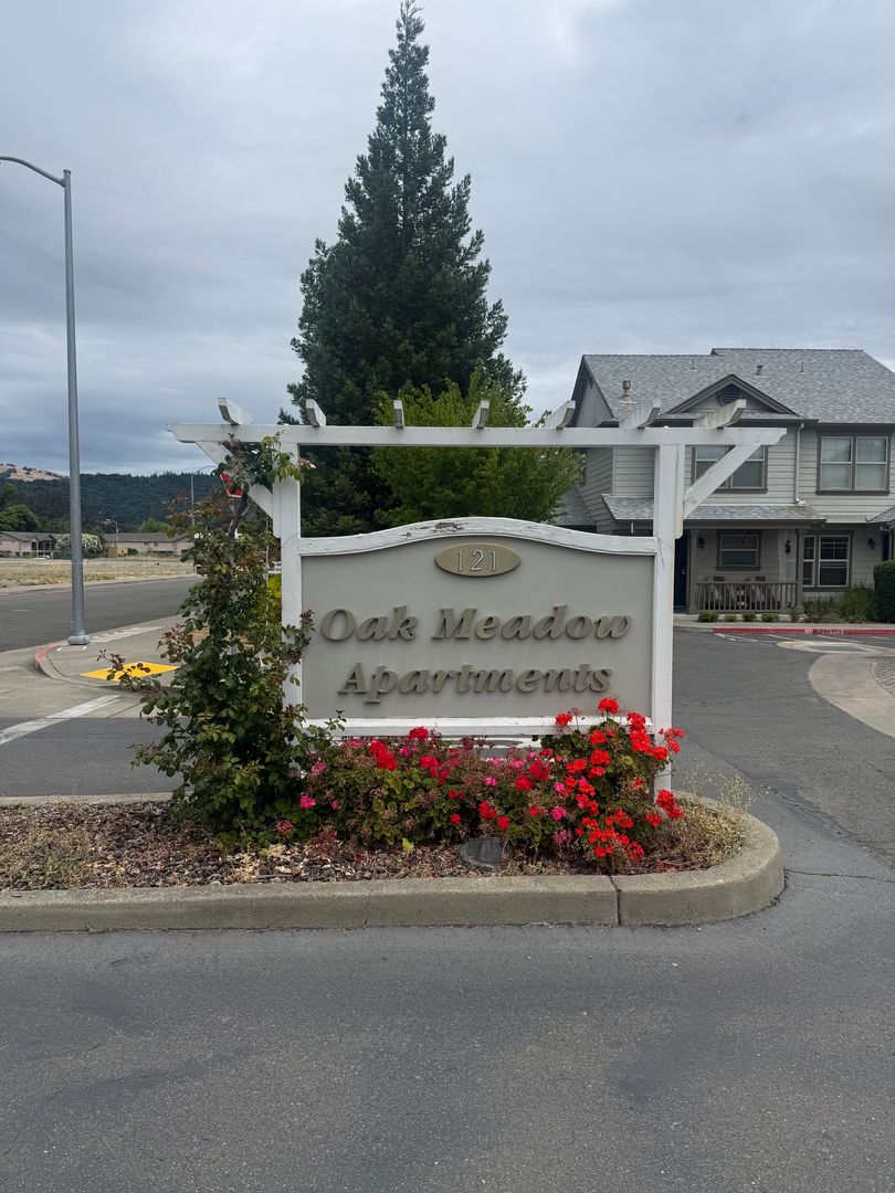Cloverdale Apartment: 121 Healdsburg Ave