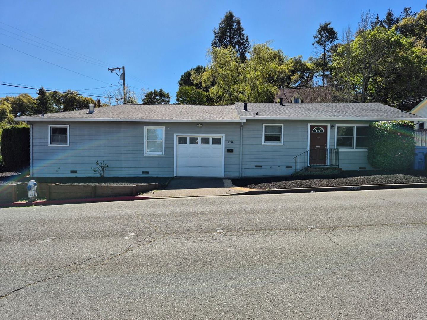 Sebastopol House: 7508 Washington Ave