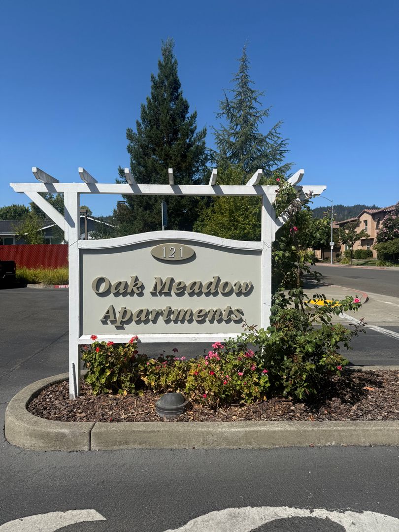 Cloverdale Apartment: 121 Healdsburg Ave