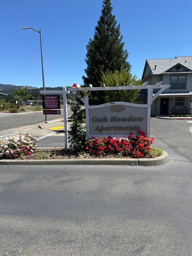Cloverdale Apartment: 121 Healdsburg Ave