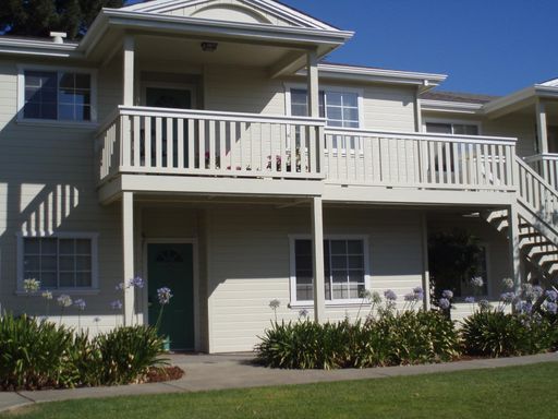 Beautiful Upstairs 2 Bedroom 2 Bath Unit Just Minutes from the Plaza!
