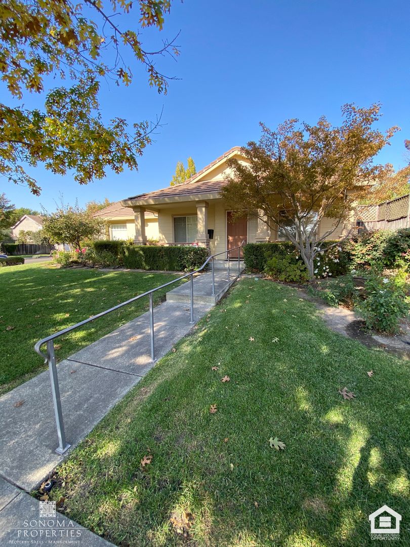 Sonoma House: 754 East MacArthur Street