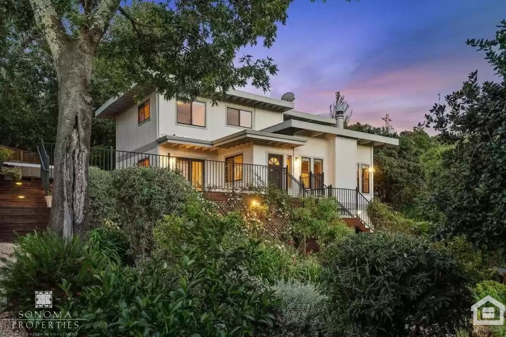 Sonoma House: 411 Chestnut Avenue