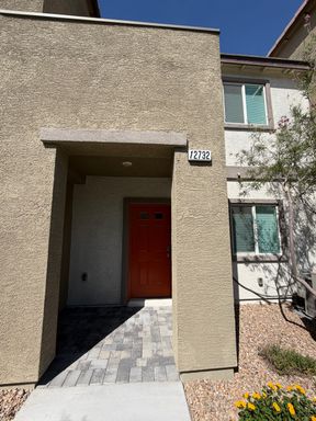 Must See Townhome in Henderson! – photo 1