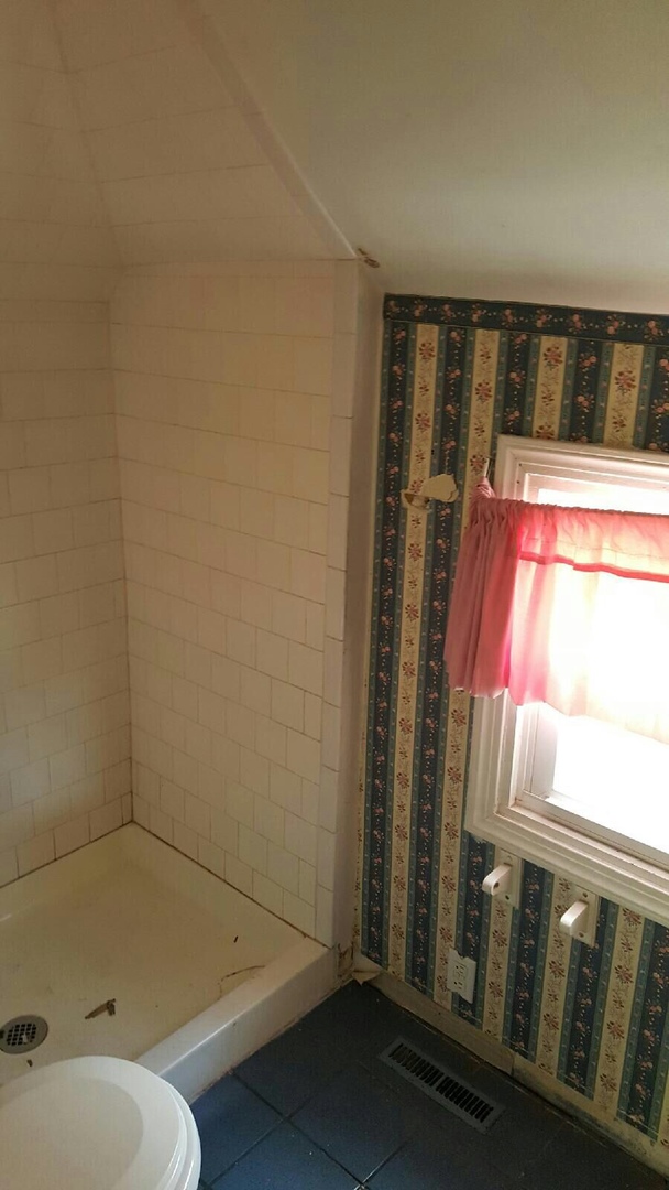 Newark House: 27 N Buena Vista St