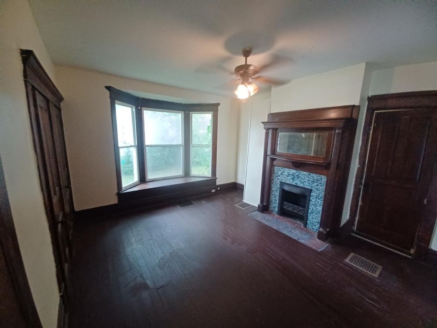 Newark Apartment: 109 W National Dr