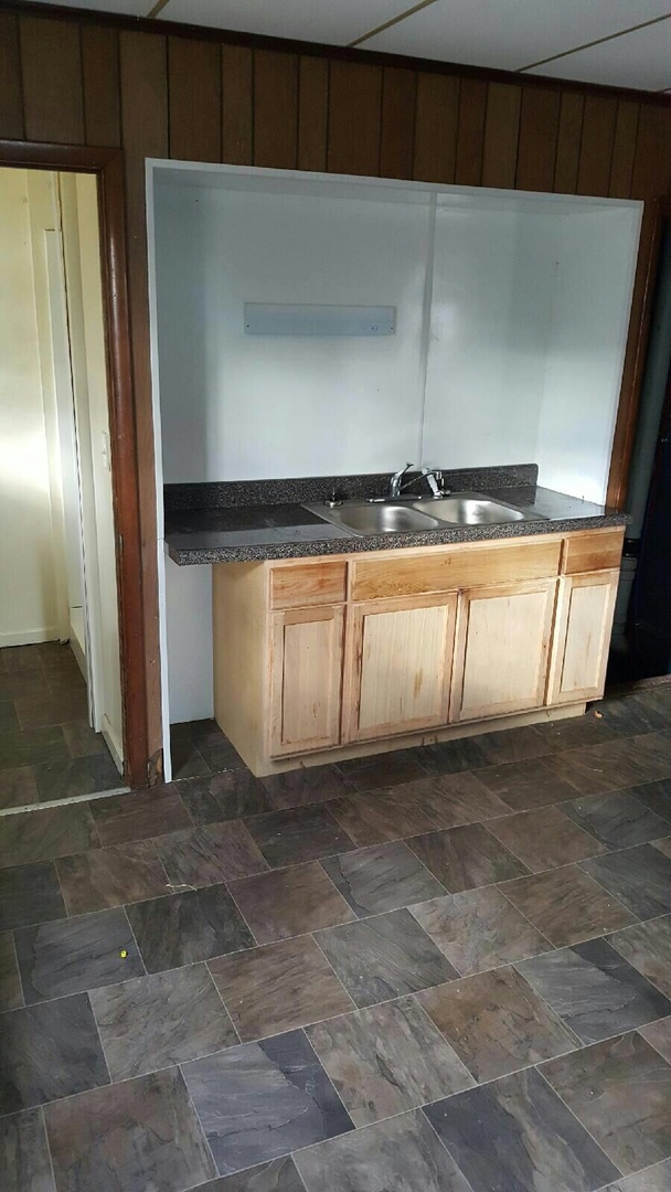 Newark House: 27 N Buena Vista St