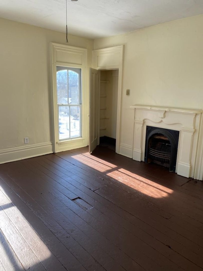 Newark Apartment: 210 Lawrence St