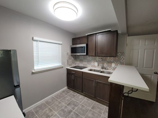 Adorable Jefferson Terrace Efficiency ready for Move-In – photo 1