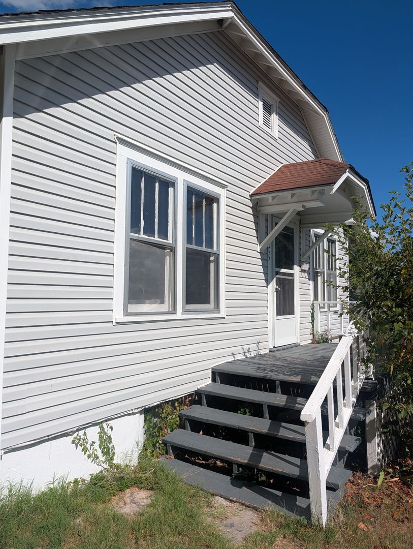 Cassville House: 505 W 1st St