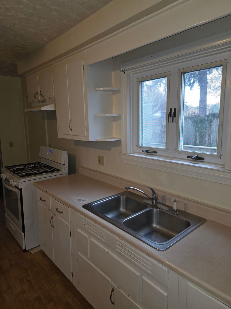 Erie House: 415 E 5th Street