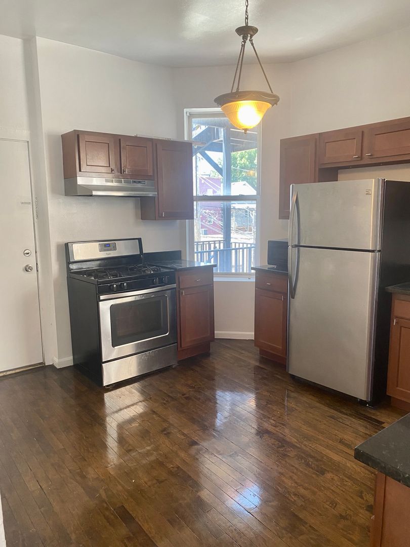 CHICAGO Apartment: 2910 S Wentworth