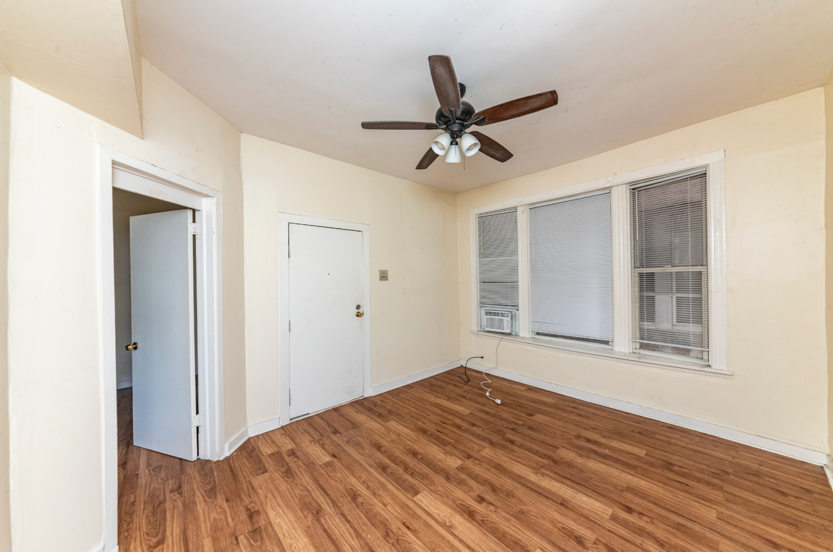 CHICAGO Apartment: 2910 S Wentworth