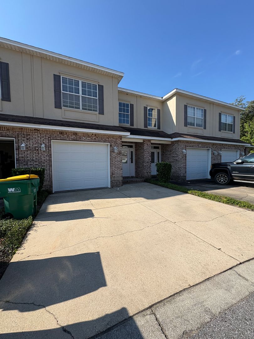 Niceville House: 131 Big Oaks Ln