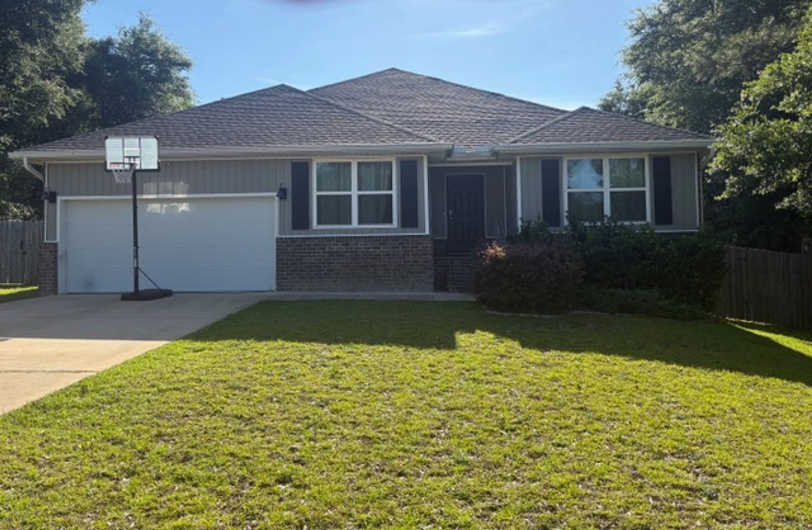 Crestview House: 3483 Sparco Drive