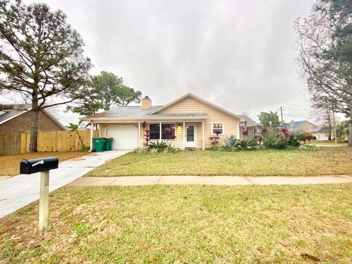 Destin House: 361 Evergreen Place
