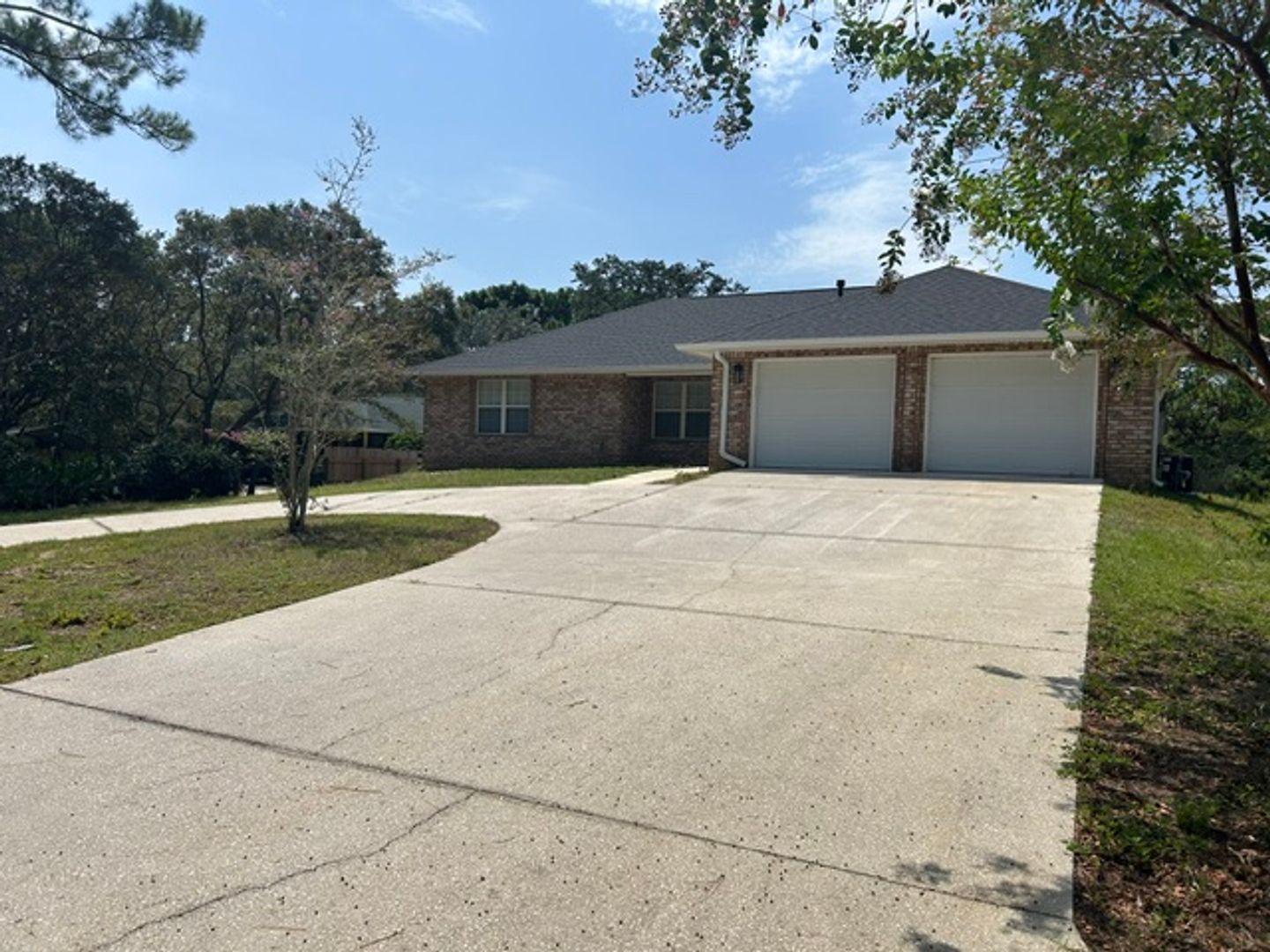 Navarre House: 1759 Fuller Drive