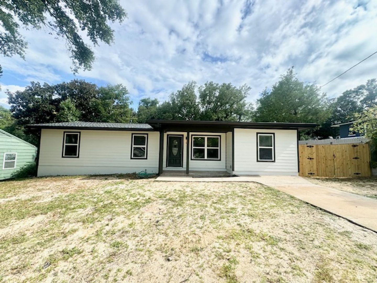 Valparaiso House: 329 Edge Ave.