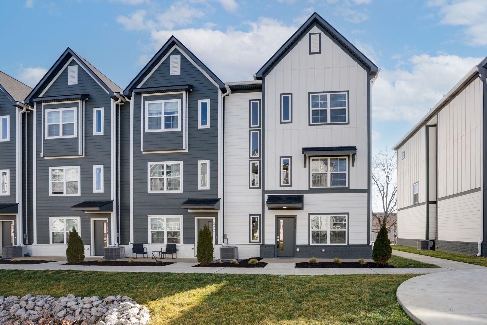 Madison Townhome: 700 N Dupont Ave #321