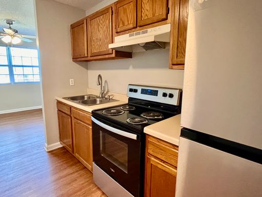 Adorable 1 bed / 1.5 bath with Garage – photo 1