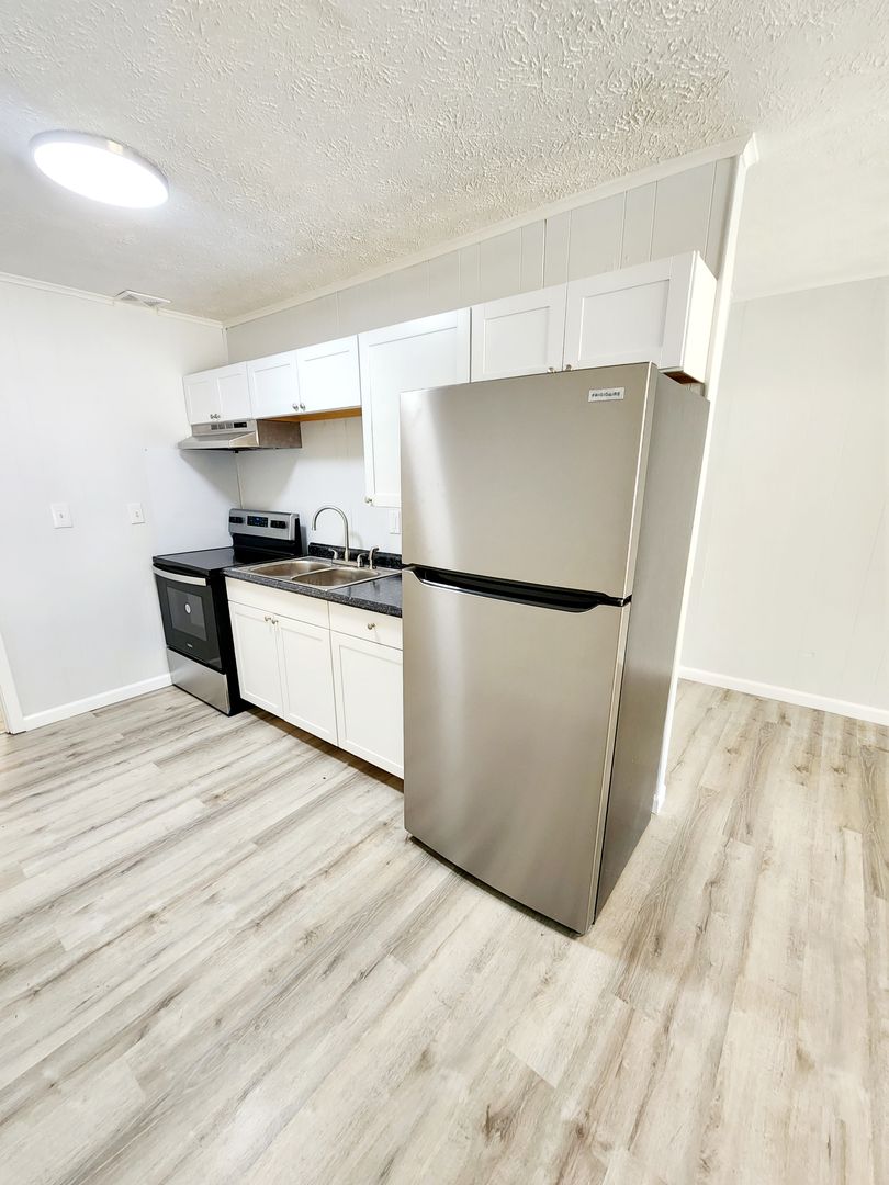 Bluff City Apartment: 109 Meadowlark Ln