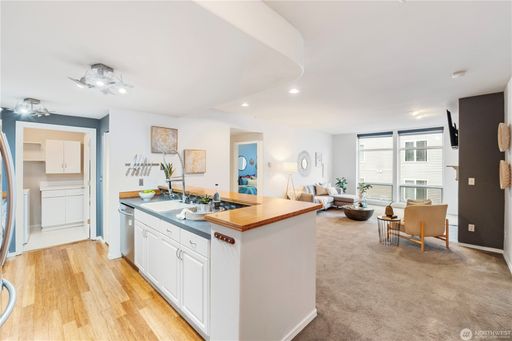 Amazing West Seattle 2 bedroom 2 bath W/S/G and 2 parking spots included! – photo 1