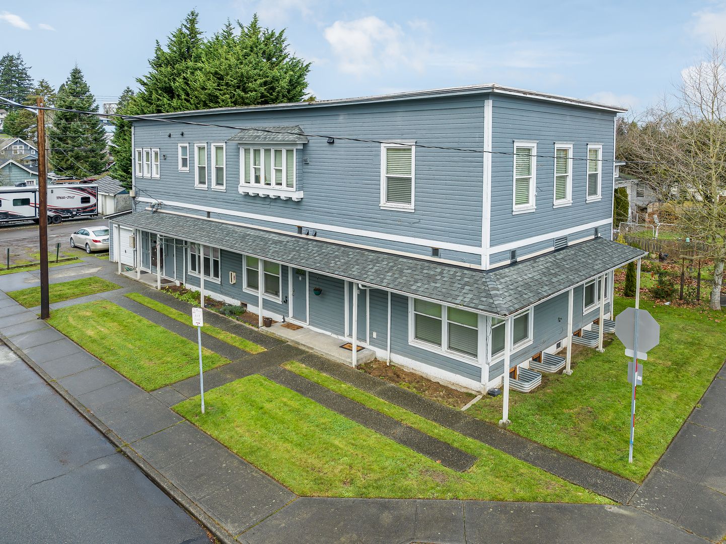 Everett Apartment: 1532 Walnut St