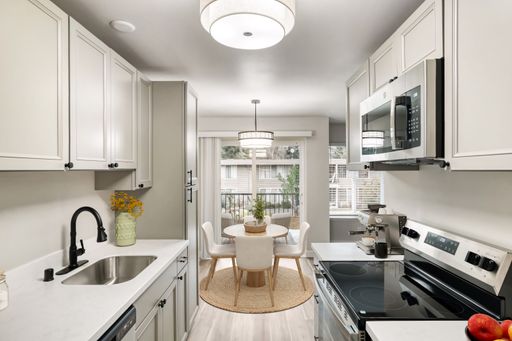 Fully Renovated Bottom Corner 2 Bed 1 Bath! Great Location! Don't Miss It! – photo 1