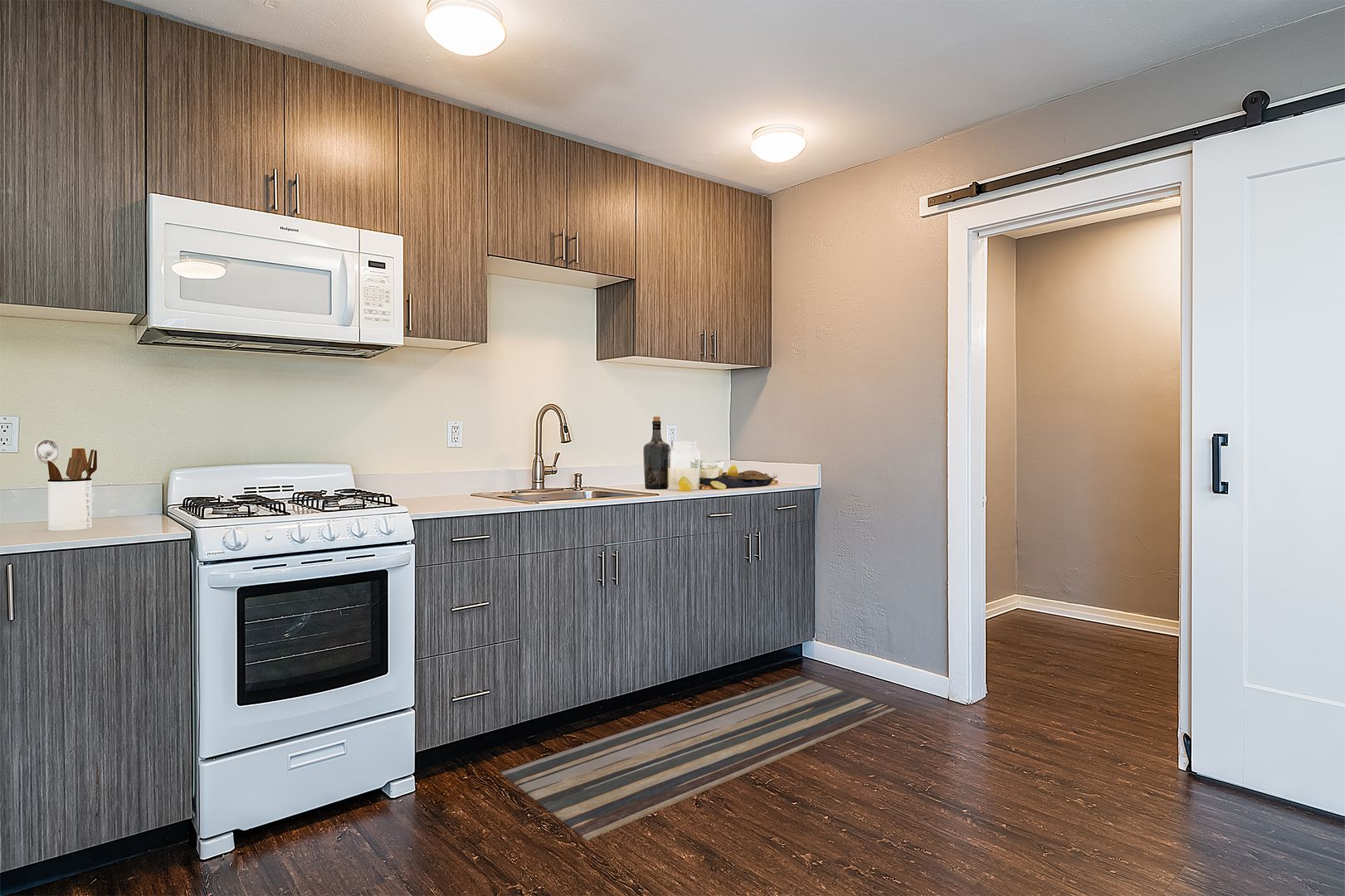 Everett Apartment: 1532 Walnut St
