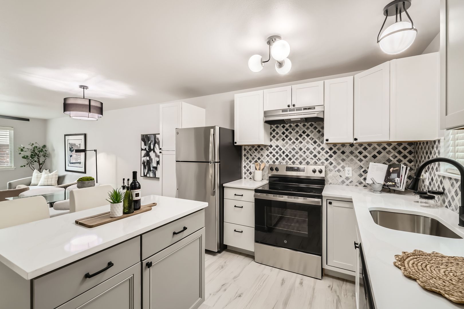Lynnwood Apartment: 6707 196th St SW