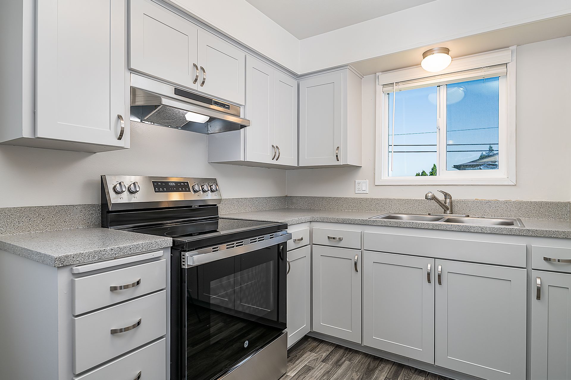 Charming 1 Bedroom in Downtown Everett – Available Now! $1000.00 off Immediate October Move in!!! 19 of 29