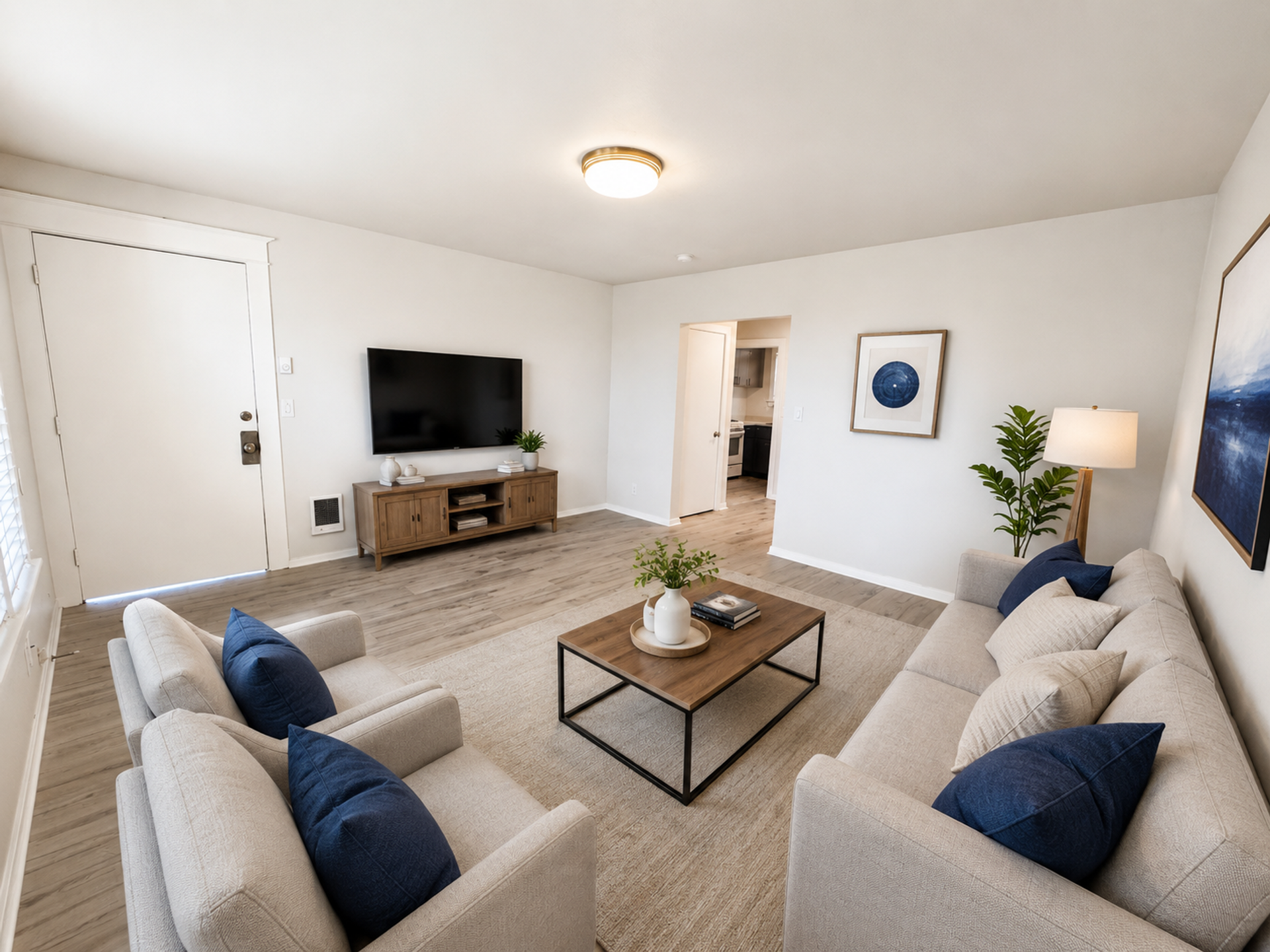 Everett Apartment: 1532 Walnut St