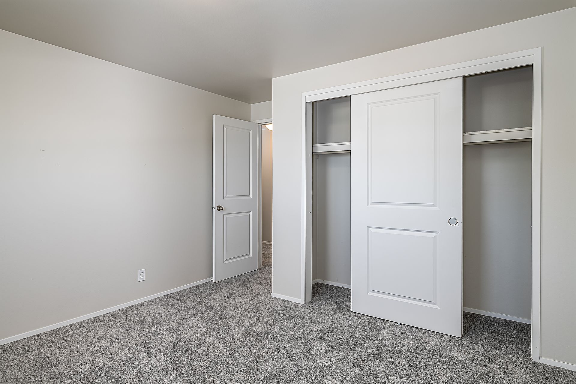 Charming 1 Bedroom in Downtown Everett – Available Now! $1000.00 off Immediate October Move in!!! 15 of 29