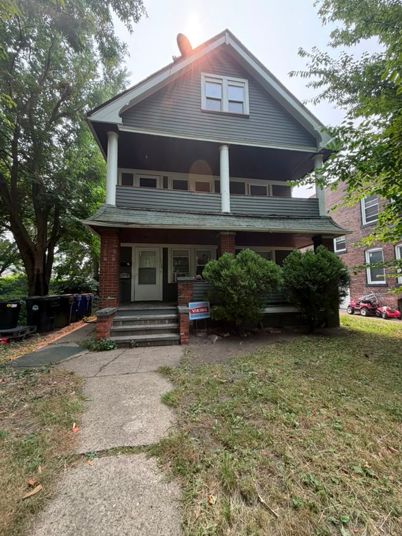 Cleveland Apartment: 1114 E 64th St