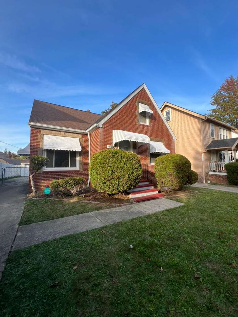 Garfield Heights House: 11215 Langton Ave