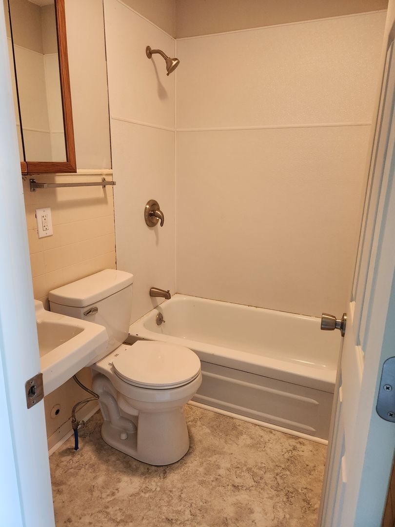 Glasgow Apartment: 501 S. Green Street / 100 W Brown Street