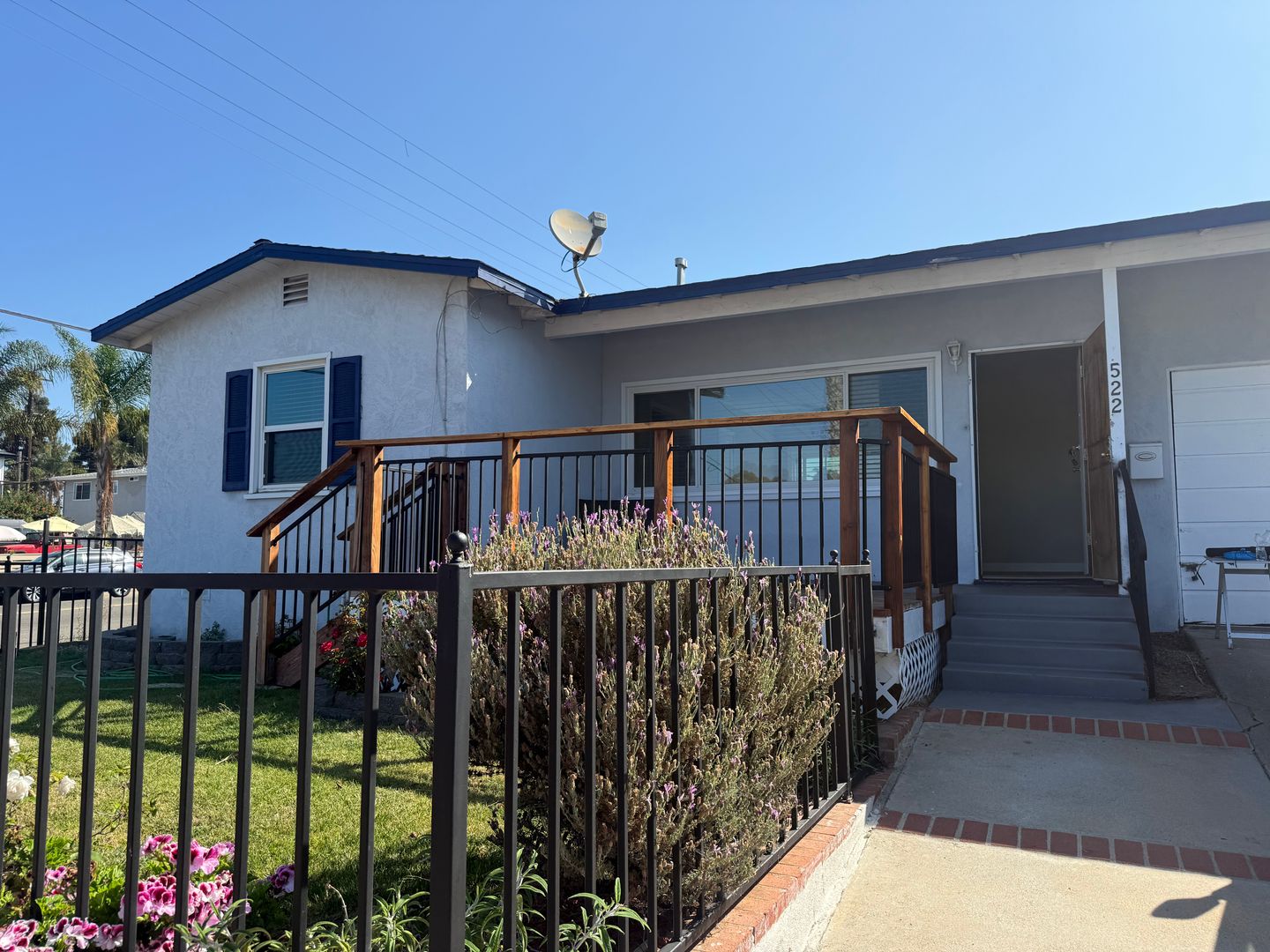 Oceanside House: 522 N Ditmar