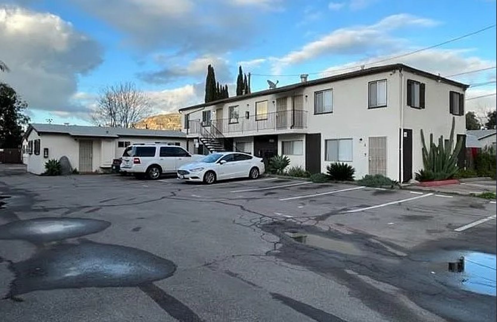 Lakeside Apartment: 12560 Laurel Street