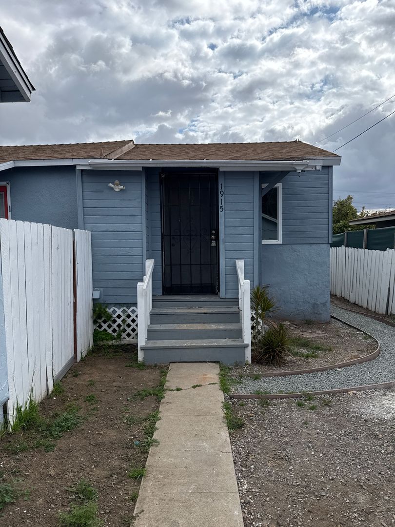 National City Apartment: 1915-1921 A Ave