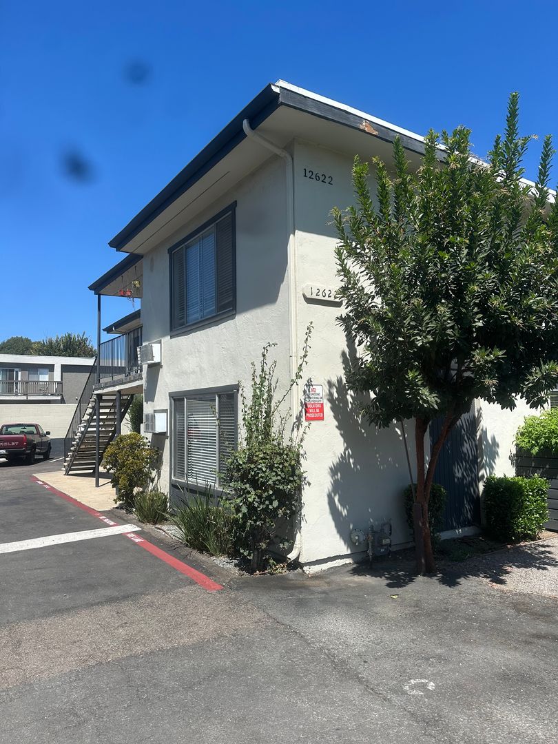 Lakeside Apartment: 12618-12622 Laurel Street