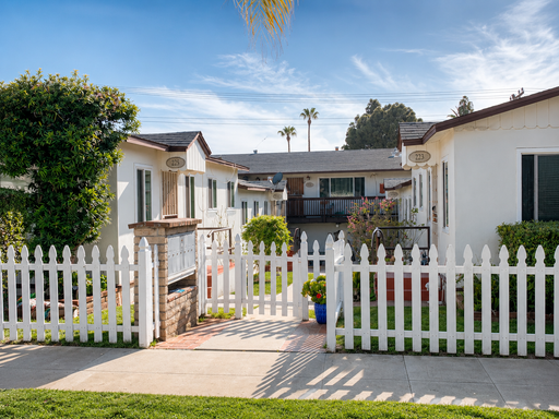 Beautiful 1 Bed 1 Bath Cottage/Duplex in Oceanside! CALL LAURA AT 6 1 9 8 8 8 5 5 5 4 TODAY! – photo 1