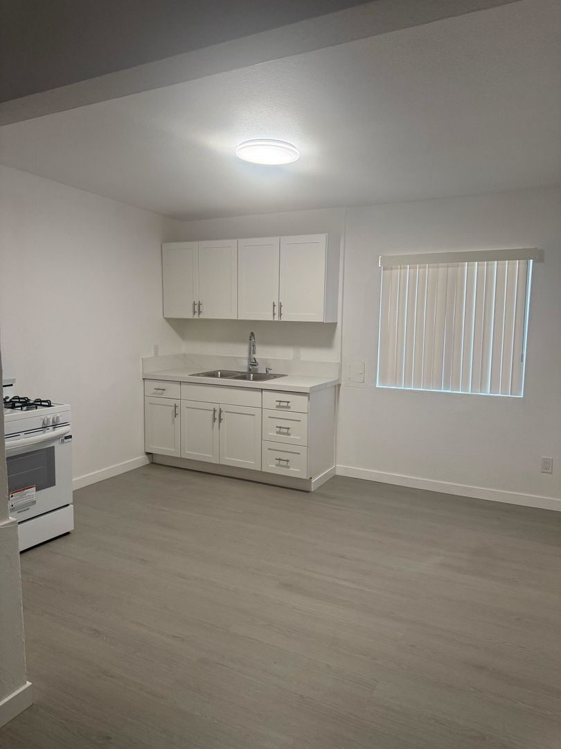 Santa Ana Apartment: 2109-2209 W Myrtle St