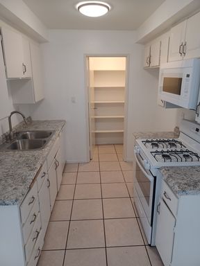 Bright and Airy 2 Bedroom 1 Bath