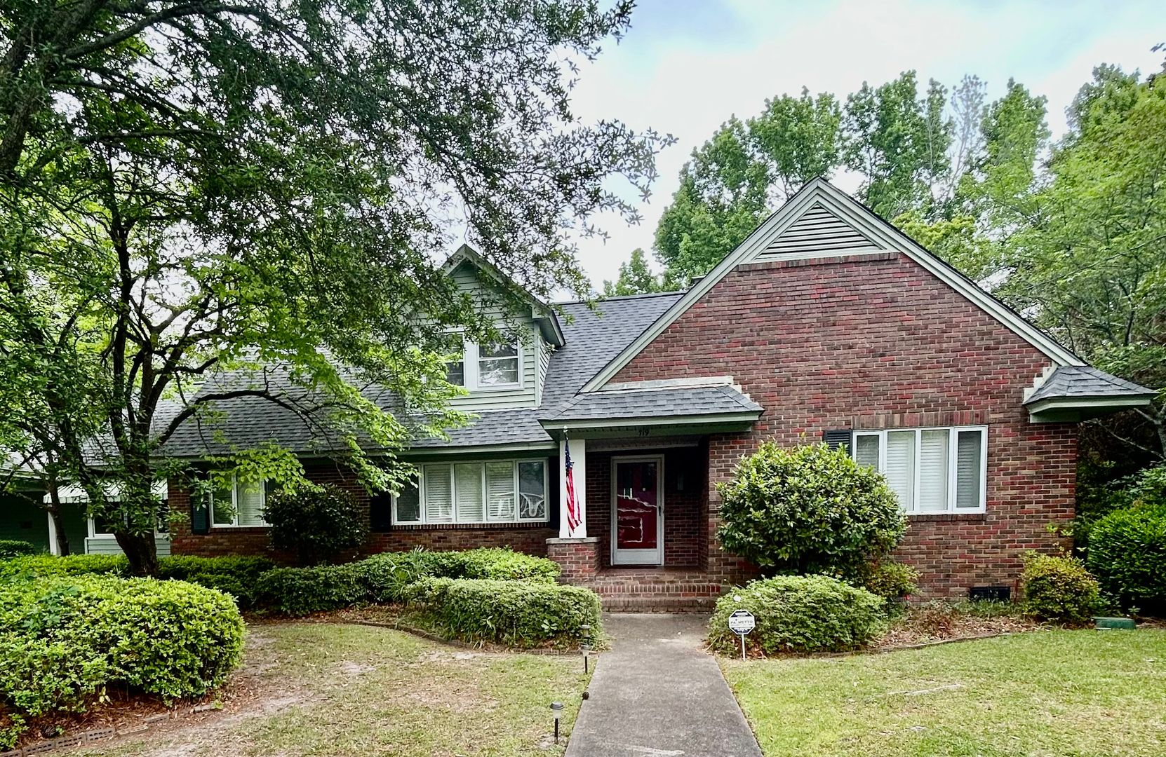 Charming 5 Bedroom Home Close to Everything!