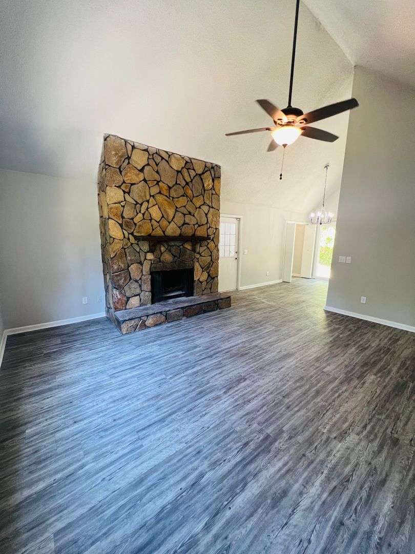 Hinesville House: 908 Spanish Oak Dr